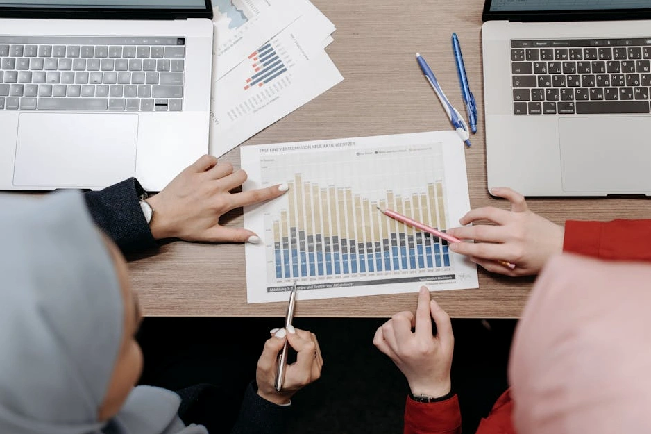 Finansal planlama panosunu gösteren bir dizüstü bilgisayar ekranı